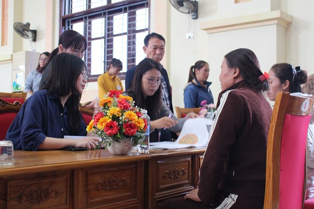 Đo&agrave;n c&ocirc;ng t&aacute;c phối hợp c&ugrave;ng c&aacute;c đơn vị li&ecirc;n quan phỏng vấn v&agrave; tuyển chọn lao động đạt đủ ti&ecirc;u chuẩn đi l&agrave;m việc tại H&agrave;n Quốc.