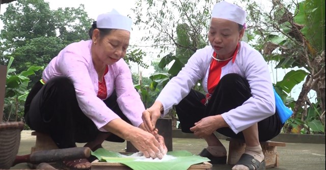 Nghệ nhân quách Thị Sơn (bên trái) chia sẻ về quá trình làm cơm Đe 