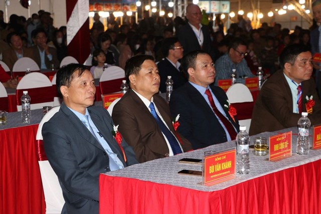 Các đồng chí lãnh đạo tỉnh dự lễ khai mạc Hội chợ xuân Hòa Bình 2024. 