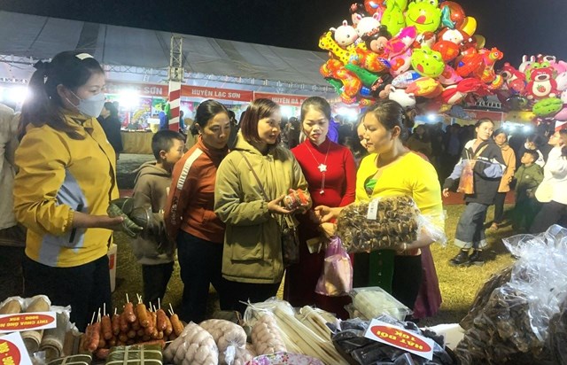 Đông đảo nhân dân địa phương đã đến thăm quan, mua hàng tại Hội chợ. 