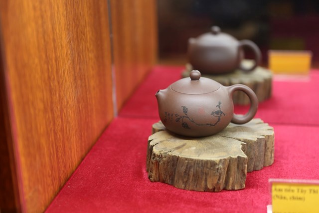 Một số ấm trà được trừng bày tại không gian Trà Ân Thất.