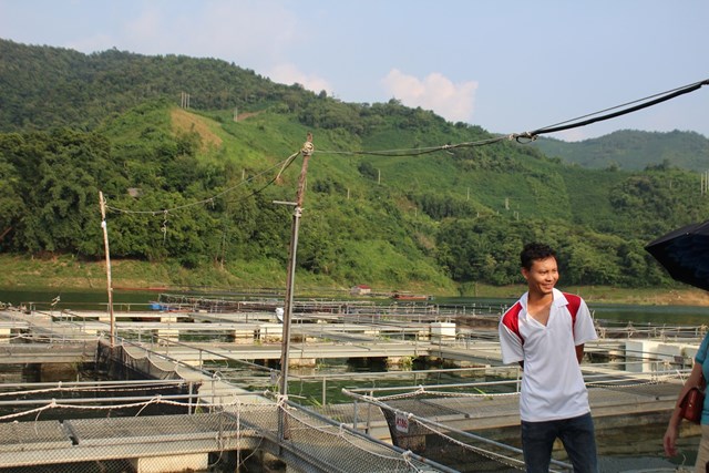 Ông Mai Tuấn Anh, Kỹ sư trưởng Công ty TNHH MTV Cá tầm Việt Nam - Sơn La trao đổi với phóng viên về quy trình nuôi cá tầm. Ảnh: Phi Long