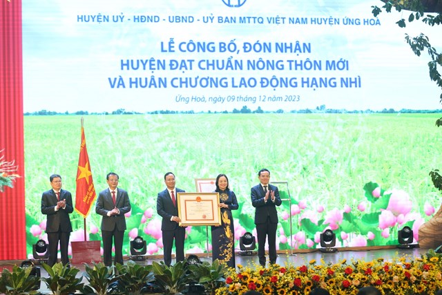 Phó Thủ tướng Chính phủ Trần Lưu Quang trao Huân chương Lao động hạng Nhì và Bằng công nhận huyện Ứng Hoà đạt chuẩn Nông thôn mới cho lãnh đạo huyện Ứng Hoà. Ảnh: Văn Bình.