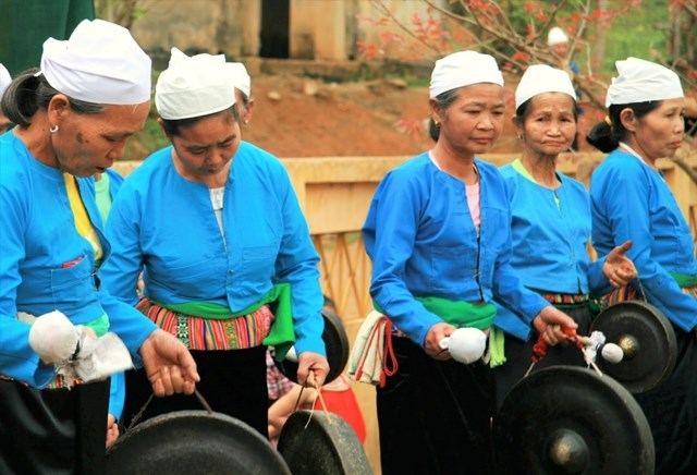 Trang phục truyền thống của người phụ nữ Mường trong các ngày lễ hội.