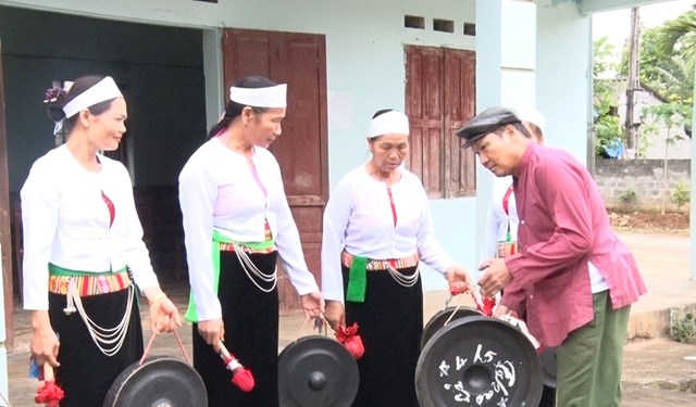 Nghệ nhân Bùi Tiến Xô truyền dạy đánh chiêng Mường cho thành viên Câu lạc bộ chiêng Mường xóm Thao Cả, xã Vĩnh Tiến (Kim Bôi).