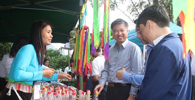 Các đại biểu tham qua gian hàng trưng bày các sản phẩm tiêu biểu của thành phố Hoà Bình.   