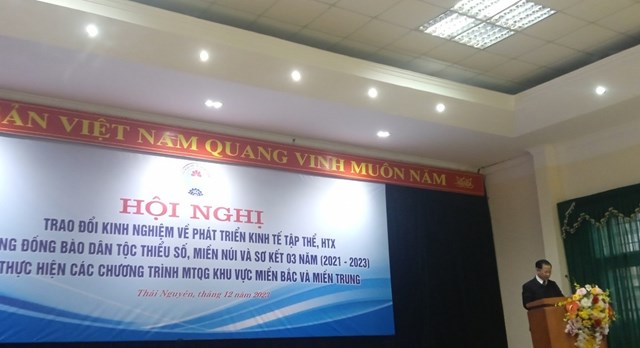 Ông Phạm Minh Điển, Trưởng Ban kế hoạch hỗ trợ Liên minh HTX Việt Nam báo cáo trước Hội nghị kết quả thực hiện 3 chương trình mục tiêu quốc gia giai đoạn 2021-2023 của các tỉnh, thành phố.