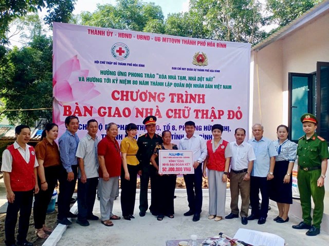 Trong buổi lễ b&agrave;n giao, đại diện Hội Chữ thập đỏ c&ugrave;ng c&aacute;c đơn vị t&agrave;i trợ, ch&iacute;nh quyền địa phương v&agrave; người d&acirc;n đ&atilde; c&oacute; mặt để ch&uacute;c mừng v&agrave; chia sẻ niềm vui c&ugrave;ng gia đ&igrave;nh nhận nh&agrave;. Đ&acirc;y l&agrave; kết quả của sự nỗ lực, đo&agrave;n kết từ cộng đồng v&agrave; c&aacute;c tổ chức từ thiện, với mong muốn kh&ocirc;ng ai bị bỏ lại ph&iacute;a sau tr&ecirc;n con đường ph&aacute;t triển.