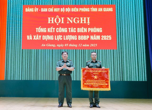 Thượng t&aacute; Nguyễn Tấn Dương, đồn trưởng đồn Bi&ecirc;n ph&ograve;ng cửa khẩu Quốc tế H&agrave; Ti&ecirc;n, nhận cờ thi đua quyết thắng năm 2025 do Bộ tư lệnh Bi&ecirc;n ph&ograve;ng trao tặng.