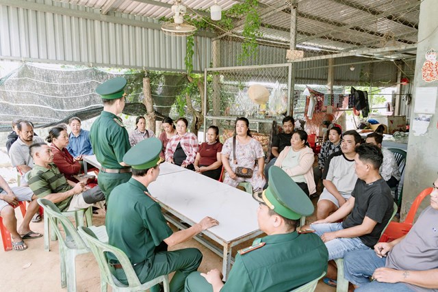 Ban chỉ huy đồn Bi&ecirc;n ph&ograve;ng cửa khẩu Quốc tế H&agrave; Ti&ecirc;n, họp d&acirc;n tuy&ecirc;n truyền ph&aacute;p luật, c&aacute;c quy định khu vực bi&ecirc;n giới.&nbsp;