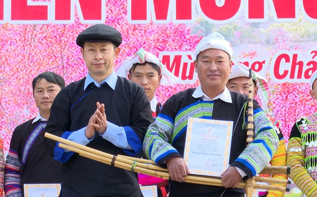 Ban Tổ chức trao giải Nhất cho đội thi xã Khao Mang, huyện Mù Cang Chải.