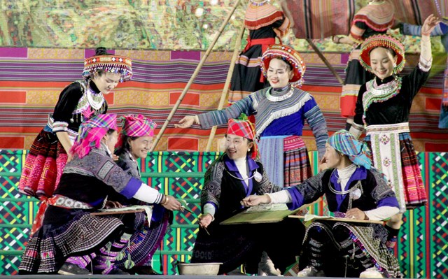 Nghệ thuật dùng sáp ong tạo hoa văn trên vải của người Mông được tái hiện trên sân khấu.