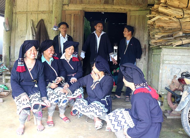 Bà con dân tộc người Dao Tiền tại bản Bồ Xồ, xã Yên Lương vui hát trong ngày lễ mừng cơm mới.