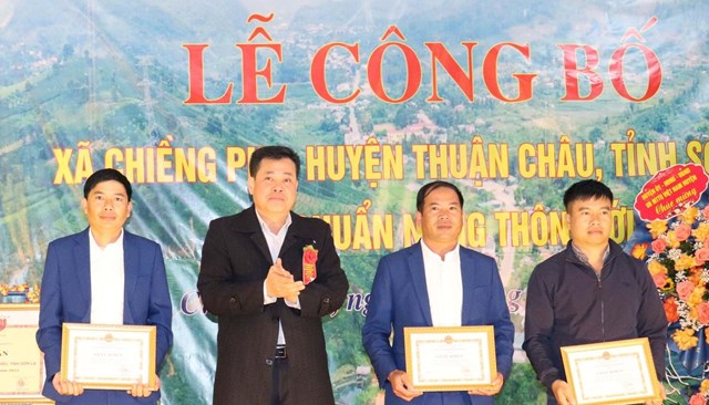 Lãnh đạo huyện Thuận Châu tặng Giấy khen cho các tập thể có thành tích xuất sắc trong thực hiện Chương trình xây dựng nông thôn mới xã Chiềng Pha. 