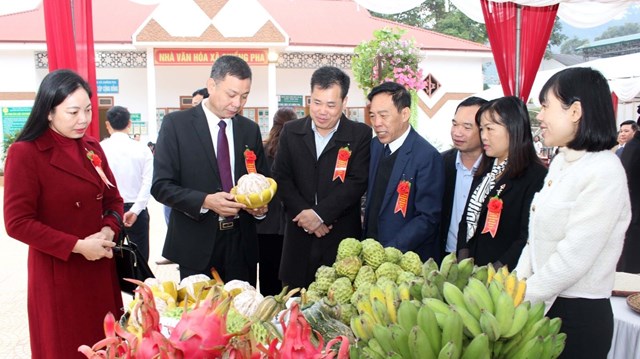 Các đại biểu tham quan các gian hàng tại Lễ công bố.