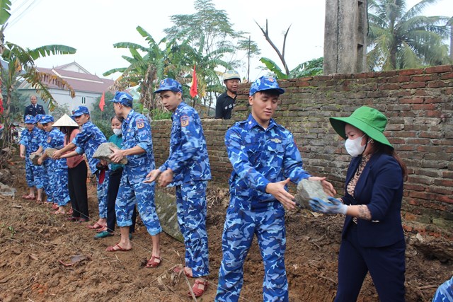 Tuổi trẻ Hải đội 102 xung k&#237;ch lao động gi&#250;p d&#226;n x&#226;y dựng N&#244;ng th&#244;n mới - Ảnh 1