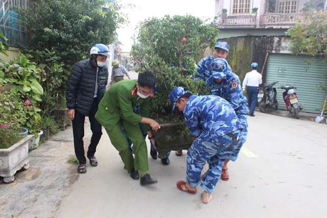 Hoạt động tham gia x&acirc;y dựng n&ocirc;ng th&ocirc;n mới l&agrave; những việc l&agrave;m thường xuy&ecirc;n của c&aacute;n bộ, chiến sĩ Hải đội 102.