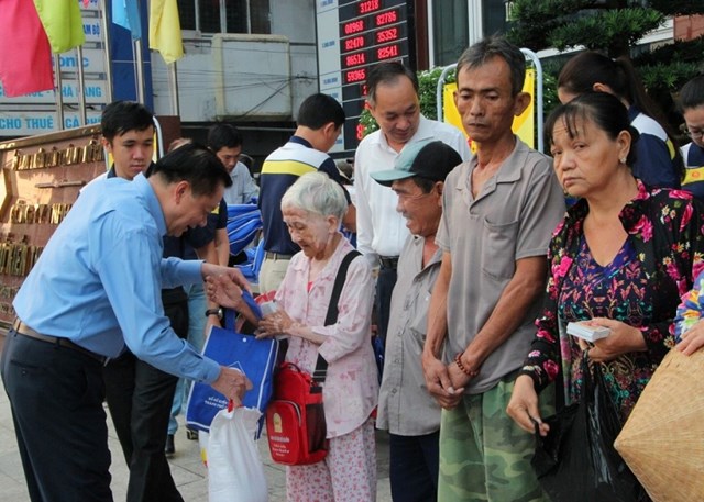 &Ocirc;ng Dương Tấn Hiển - Ph&oacute; Chủ tịch Thường trực UBND TP. Cần Thơ&nbsp; trao tặng qu&agrave; cho những người d&acirc;n h&agrave;nh nghề b&aacute;n v&eacute; số dạo tại Chương tr&igrave;nh&nbsp;(ảnh CTT ĐT TP. Cần Thơ)