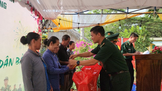 Chiến sĩ Bi&ecirc;n ph&ograve;ng trao tặng những phần qu&agrave; cho người d&acirc;n trong Chương tr&igrave;nh.