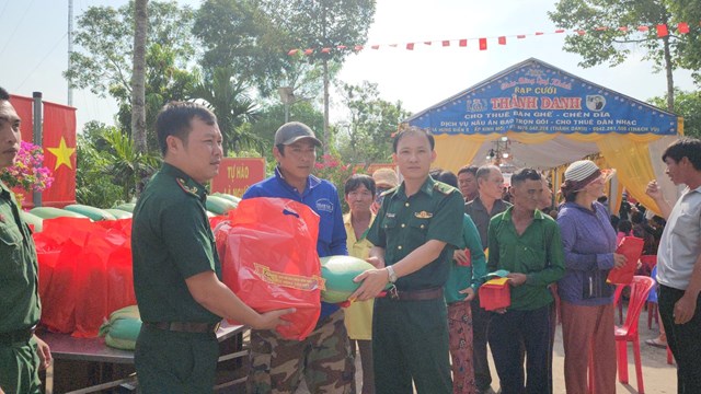 Chương tr&igrave;nh g&oacute;p phần động vi&ecirc;n, gi&uacute;p người d&acirc;n khu vực bi&ecirc;n giới đ&oacute;n Tết Nguy&ecirc;n đ&aacute;n Gi&aacute;p Th&igrave;n 2024 được đầy đủ, vui vẻ v&agrave; hạnh ph&uacute;c.