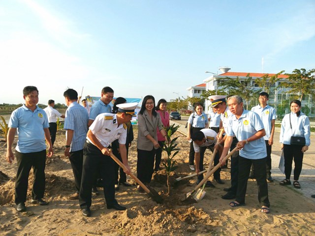 Đo&agrave;n c&ocirc;ng t&aacute;c của Thường trực Hội đồng nh&acirc;n d&acirc;n tỉnh Đồng Th&aacute;p đ&atilde; tổ chức đến thăm, trồng tặng 700 c&acirc;y ăn tr&aacute;i cho&nbsp;c&aacute;n bộ, chiến sĩ Lữ đo&agrave;n 175 thuộc V&ugrave;ng 5 Hải qu&acirc;n (Ảnh CTT Đồng Th&aacute;p)