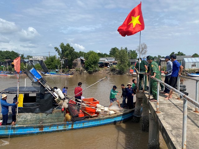 Bộ đội Bi&ecirc;n ph&ograve;ng Bạc Li&ecirc;u trong c&ocirc;ng t&aacute;c cứu hộ cứu nạn tr&ecirc;n biển.