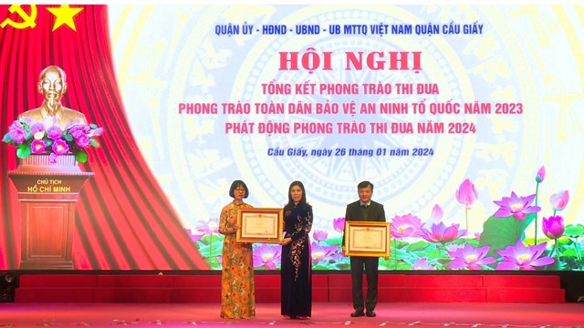 B&agrave; Trần Thị Phương Hoa &ndash; Th&agrave;nh ủy vi&ecirc;n, B&iacute; thư Quận ủy Cầu Giấy trao bằng khen của Ch&iacute;nh phủ cho tập thể, c&aacute; nh&acirc;n c&oacute; th&agrave;nh t&iacute;ch xuất sắc tại Hội nghị Tổng kết phong tr&agrave;o thi đua, phong tr&agrave;o to&agrave;n d&acirc;n bảo vệ an ninh tổ quốc năm 2023, ph&aacute;t động phong tr&agrave;o thi đua năm 2024.