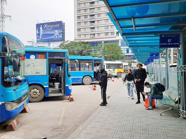 Hệ thống xe bu&yacute;t cũng g&oacute;p phần trung chuyển lượng lớn kh&aacute;ch di chuyển tới bến xe.