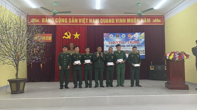 H&igrave;nh ảnh trao qu&agrave; của c&aacute;n bộ, chiến sĩ Đồn Bi&ecirc;n ph&ograve;ng Lạch K&egrave;n v&agrave; c&aacute;c đơn vị, doanh nghiệp tham gia Chương tr&igrave;nh.