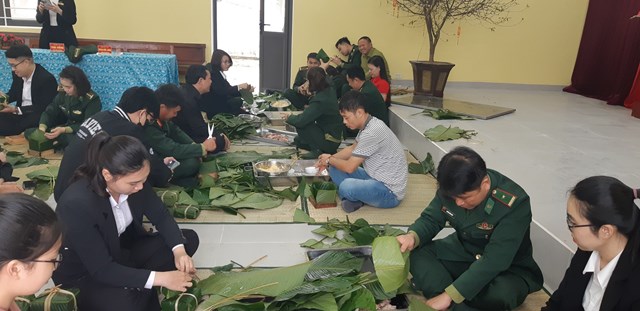 Ấm &#225;p Chương tr&#236;nh “G&#243;i b&#225;nh chưng xanh tặng người ngh&#232;o” của chiến sĩ Đồn Bi&#234;n ph&#242;ng Lạch K&#232;n - Ảnh 1