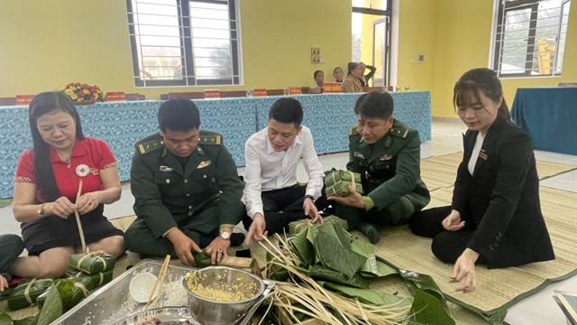 Ấm &#225;p Chương tr&#236;nh “G&#243;i b&#225;nh chưng xanh tặng người ngh&#232;o” của chiến sĩ Đồn Bi&#234;n ph&#242;ng Lạch K&#232;n - Ảnh 2