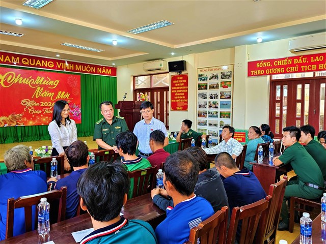 Lãnh đạo Đồn Bi&ecirc;n ph&ograve;ng Bến Đ&aacute; v&agrave; &ocirc;ng Vũ Hồng Thuấn, Ph&oacute; Chủ tịch UBND TP. Vũng T&agrave;u thăm hỏi, đ&ocirc;̣ng vi&ecirc;n và trao tặng qu&agrave; cho c&aacute;c thuyền vi&ecirc;n bị nạn.