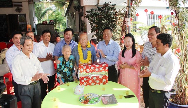 L&atilde;nh đạo UBND Th&agrave;nh phố Cần Thơ thăm, ch&uacute;c thọ cụ V&otilde; Văn Phước (ấp Mỹ Nhơn, x&atilde; Mỹ Kh&aacute;nh) nh&acirc;n dịp Tết Nguy&ecirc;n đ&aacute;n Gi&aacute;p Th&igrave;n 2024.