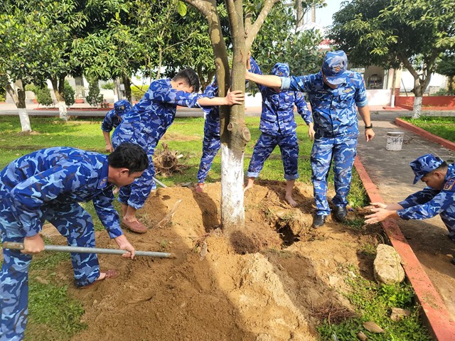 Chiến sĩ Hải đội 102 c&ugrave;ng đo&agrave;n vi&ecirc;n, thanh ni&ecirc;n tham gia hoạt động trồng c&acirc;y xanh hưởng ứng hoạt động.