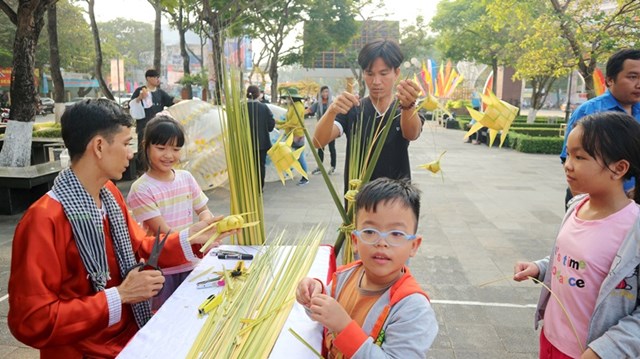 Nhiều hoạt động vui chơi dịp Tết Nguy&ecirc;n đ&aacute;n được Th&agrave;nh phố Cần Thơ tổ chức th&agrave;nh c&ocirc;ng, thu h&uacute;t kh&aacute;ch du lịch.