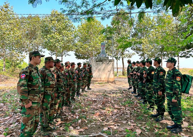 Đồn Bi&ecirc;n ph&ograve;ng S&ocirc;ng Trăng phối hợp với Tiểu đo&agrave;n Bộ đội bảo vệ bi&ecirc;n giới số 3, tỉnh Prey Veng, vương quốc Campuchia tuần tra song phương khu vực bi&ecirc;n giới.