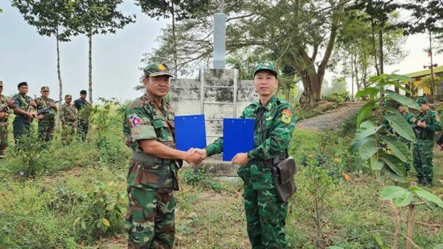 Ng&agrave;y 10/01/2024, Đồn Bi&ecirc;n ph&ograve;ng S&ocirc;ng Trăng, Bộ đội Bi&ecirc;n ph&ograve;ng tỉnh Long An phối hợp c&aacute;c đơn vị bảo vệ bi&ecirc;n giới tỉnh Prey Veng, Vương quốc Campuchia tổ chức tuần tra song phương tr&ecirc;n đoạn bi&ecirc;n giới do đơn vị phụ tr&aacute;ch.