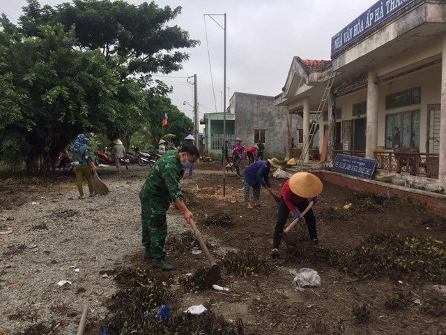 C&aacute;n bộ, chiến sĩ Đồn Bi&ecirc;n ph&ograve;ng S&ocirc;ng Trăng c&ugrave;ng với người d&acirc;n tham gia dọn dẹp vệ sinh khu vực c&ocirc;ng cộng.