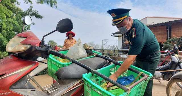 C&aacute;n bộ Trạm kiểm so&aacute;t Bi&ecirc;n ph&ograve;ng T&acirc;n Hưng, Đồn Bi&ecirc;n ph&ograve;ng S&ocirc;ng Trăng kiểm tra cẩn thận h&agrave;ng h&oacute;a qua lại tại Cửa khẩu phụ T&acirc;n Hưng.