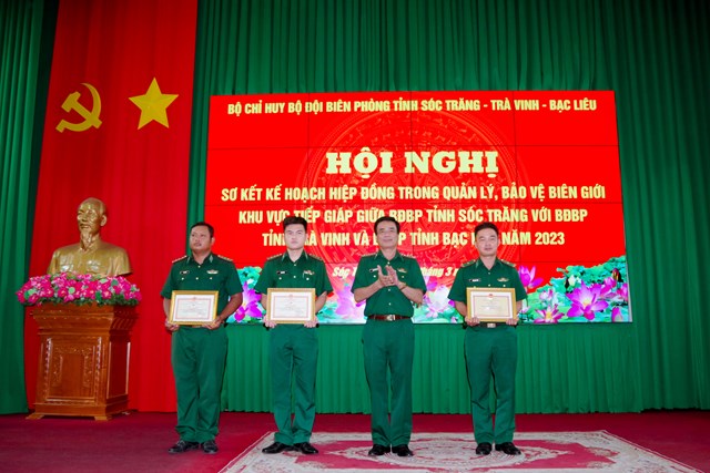 Khen thưởng cho c&aacute;c tập thể, c&aacute; nh&acirc;n c&oacute; th&agrave;nh t&iacute;ch ti&ecirc;u biểu trong c&ocirc;ng t&aacute;c phối hợp, hiệp đồng quản l&yacute;, bảo vệ bi&ecirc;n giới khu vực tiếp gi&aacute;p năm 2023