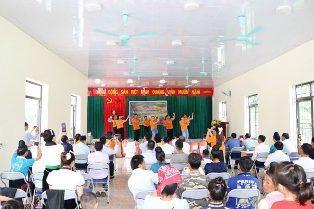 Từ th&aacute;ng 6, Sở Ngoại vụ tỉnh Sơn La cũng như Bệnh viện Đ&ocirc;ng Đ&ocirc; v&agrave; CLB Fire Zumba tổ chức vận động c&aacute;c mạnh thường qu&acirc;n để tổ chức&nbsp;Chương tr&igrave;nh &ldquo;Chung tay v&igrave; người ngh&egrave;o &ndash; Kh&ocirc;ng để ai bỏ lại ph&iacute;a sau&rdquo; tại&nbsp;x&atilde; P&uacute;ng Tra (huyện Thuận Ch&acirc;u, Sơn La).