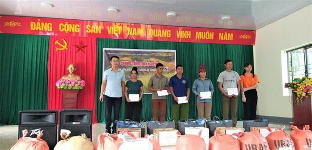 Những m&oacute;n qu&agrave; tuy nhỏ b&eacute; nhưng l&agrave; sự động vi&ecirc;n to lớn d&agrave;nh cho c&aacute;c em học sinh v&agrave; người d&acirc;n ở nơi đ&acirc;y.