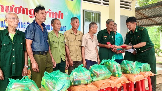 &nbsp;Những m&oacute;n qu&agrave; tuy nhỏ b&eacute; d&agrave;nh tặng cho c&aacute;c cựu chiến binh nhưng đ&oacute; l&agrave; sự quan t&acirc;m, l&ograve;ng biết ơn của c&aacute;n bộ, chiến sỹ BĐBP tỉnh Long An v&agrave; nh&acirc;n d&acirc;n nơi đ&acirc;y. &nbsp;