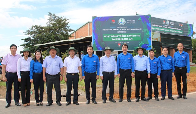 C&aacute;c th&agrave;nh vi&ecirc;n trong Chương tr&igrave;nh chụp ảnh tại Bảng lưu niệm Hoạt động trồng c&acirc;y đ&ocirc; thị tại tỉnh Long An (ảnh H&agrave; Lan).