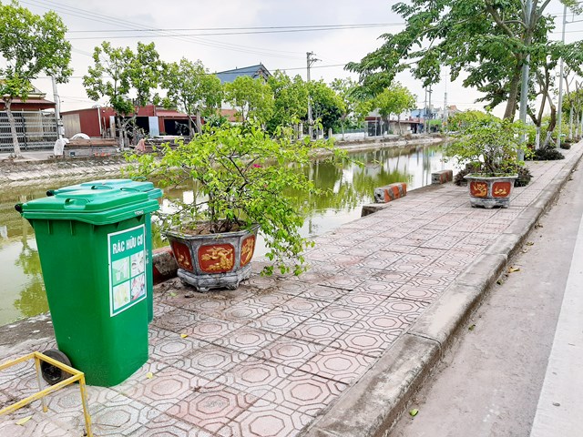 Tuyến đường trục ch&iacute;nh được bố tr&iacute; c&aacute;c th&ugrave;ng r&aacute;c gi&uacute;p đảm bảo vệ sinh m&ocirc;i trường ở khu vực c&ocirc;ng cộng.