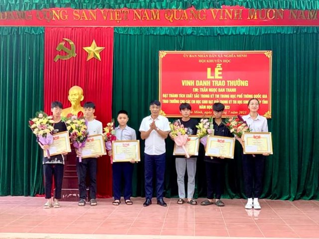 Hội khuyến học x&atilde; Nghĩa Minh tổ chức lễ vinh danh, khen thưởng cho c&aacute;c em học sinh đạt th&agrave;nh t&iacute;ch cao.