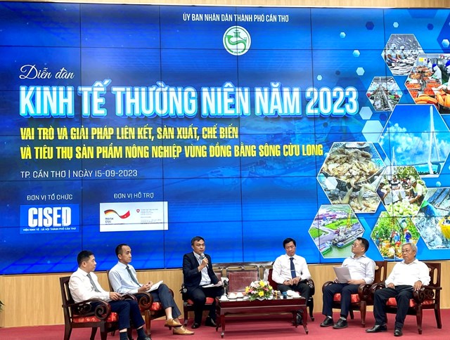 Ng&agrave;y 15/9, Chương tr&igrave;nh Diễn đ&agrave;n Kinh tế thường ni&ecirc;n năm 2023 được UBND TP. Cần Thơ tổ chức với chủ đề &ldquo;Vai tr&ograve; v&agrave; giải ph&aacute;p li&ecirc;n k&ecirc;́t, sản xu&acirc;́t, ch&ecirc;́ bi&ecirc;́n v&agrave; ti&ecirc;u thụ sản phẩm n&ocirc;ng nghiệp v&ugrave;ng Đồng bằng s&ocirc;ng Cửu Long&rdquo; (ảnh PV).