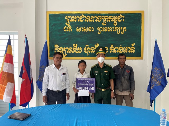 Tặng học bỗng cho học sinh kh&oacute; khăn nước bạn Campuchia chương tr&igrave;nh n&acirc;ng bước em đến trường.