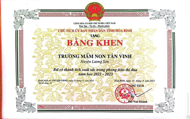 Giấy khen của Chủ tịch UBND tỉnh H&ograve;a B&igrave;nh tặng nh&agrave; trường đ&atilde; c&oacute; th&agrave;nh t&iacute;ch xuất sắc trong phong tr&agrave;o thi đua năm học 2022 &ndash; 2023.