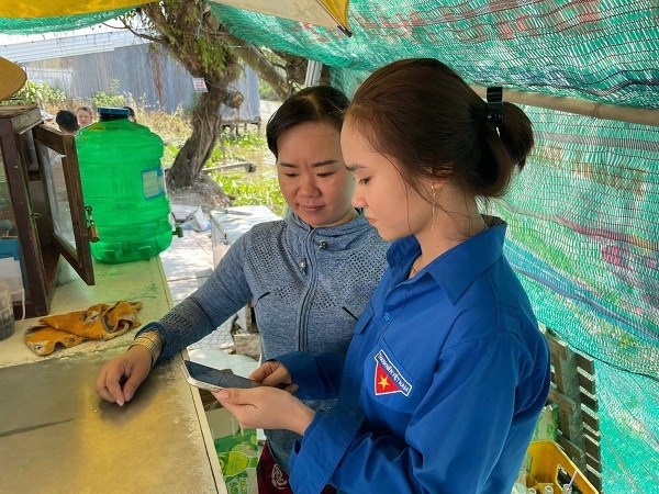 Đo&agrave;n vi&ecirc;n, thanh ni&ecirc;n tỉnh C&agrave; Mau hỗ trợ người d&acirc;n c&agrave;i c&aacute;c ứng dụng chuyển đổi số tr&ecirc;n điện thoại (ảnh Cổng th&ocirc;ng tin ĐT tỉnh C&agrave; Mau).